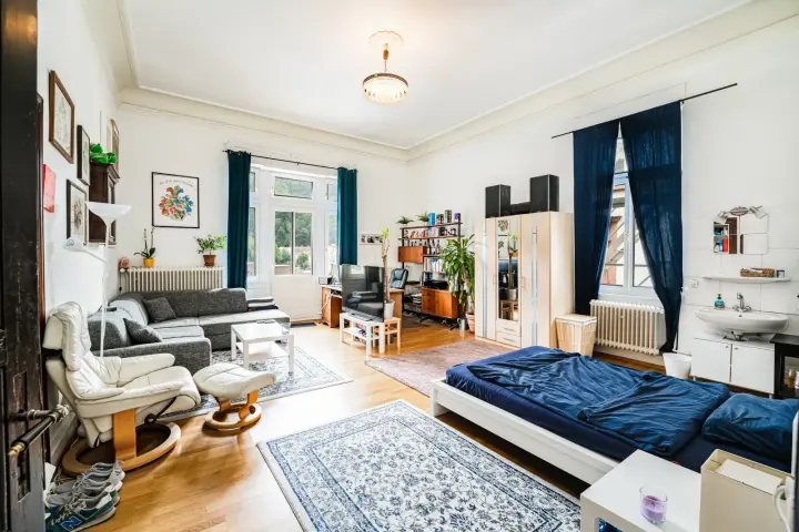 Das Seniorzimmer mit Balkon und Blick auf Schloss und Neckar
